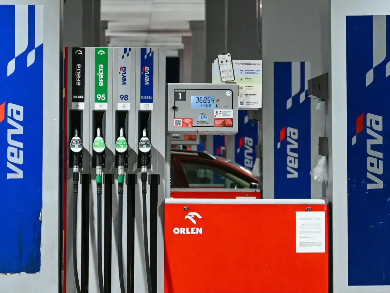 Dystrybutor paliwa Orlen z kilkoma pistoletami. Na ekranie widoczna kwota 368,54 zł za 54,68 litra, co daje 6,74 zł/L. To pokazuje, ile kosztuje diesel.