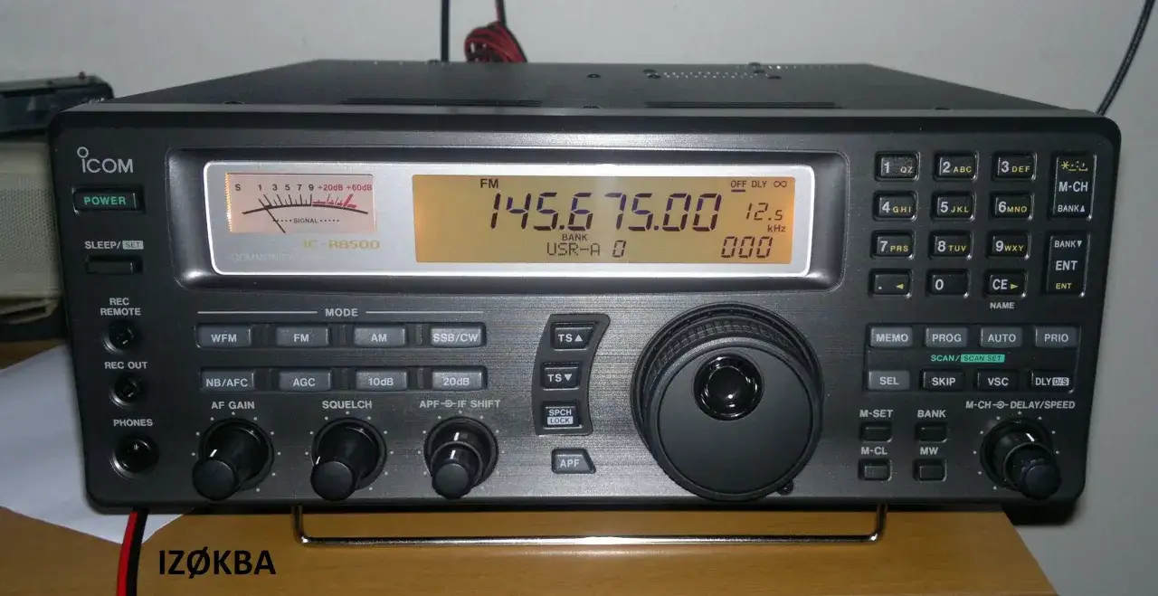 Ricevitore ICOM IC-R8500, con display che mostra una frequenza radio.