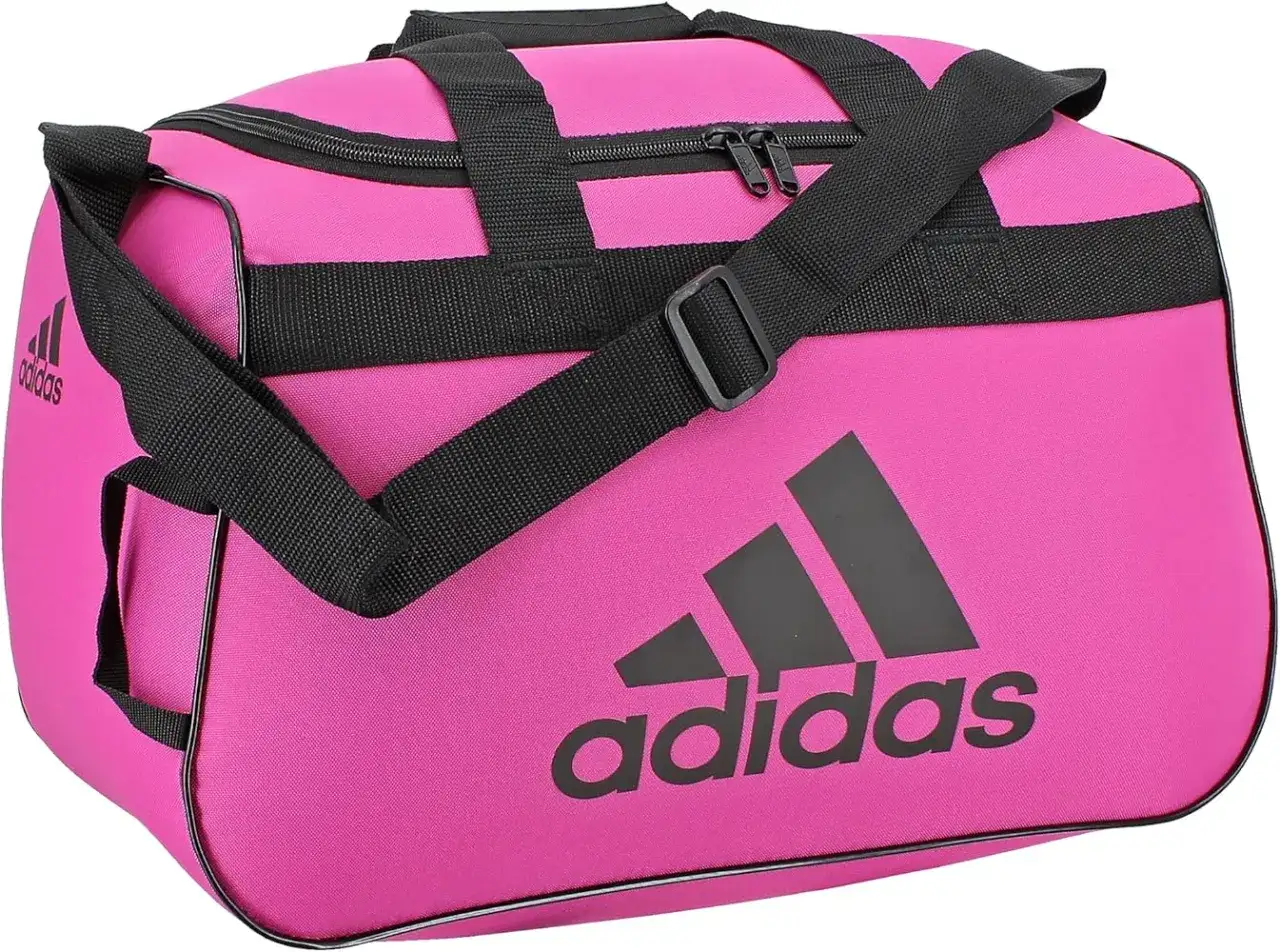 Borsone Adidas donna fucsia con logo nero. Perfetto per la palestra o un weekend fuori porta.
