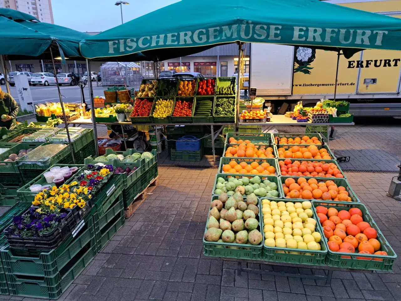 Saisonales Gem&uuml;se auf einem Marktstand