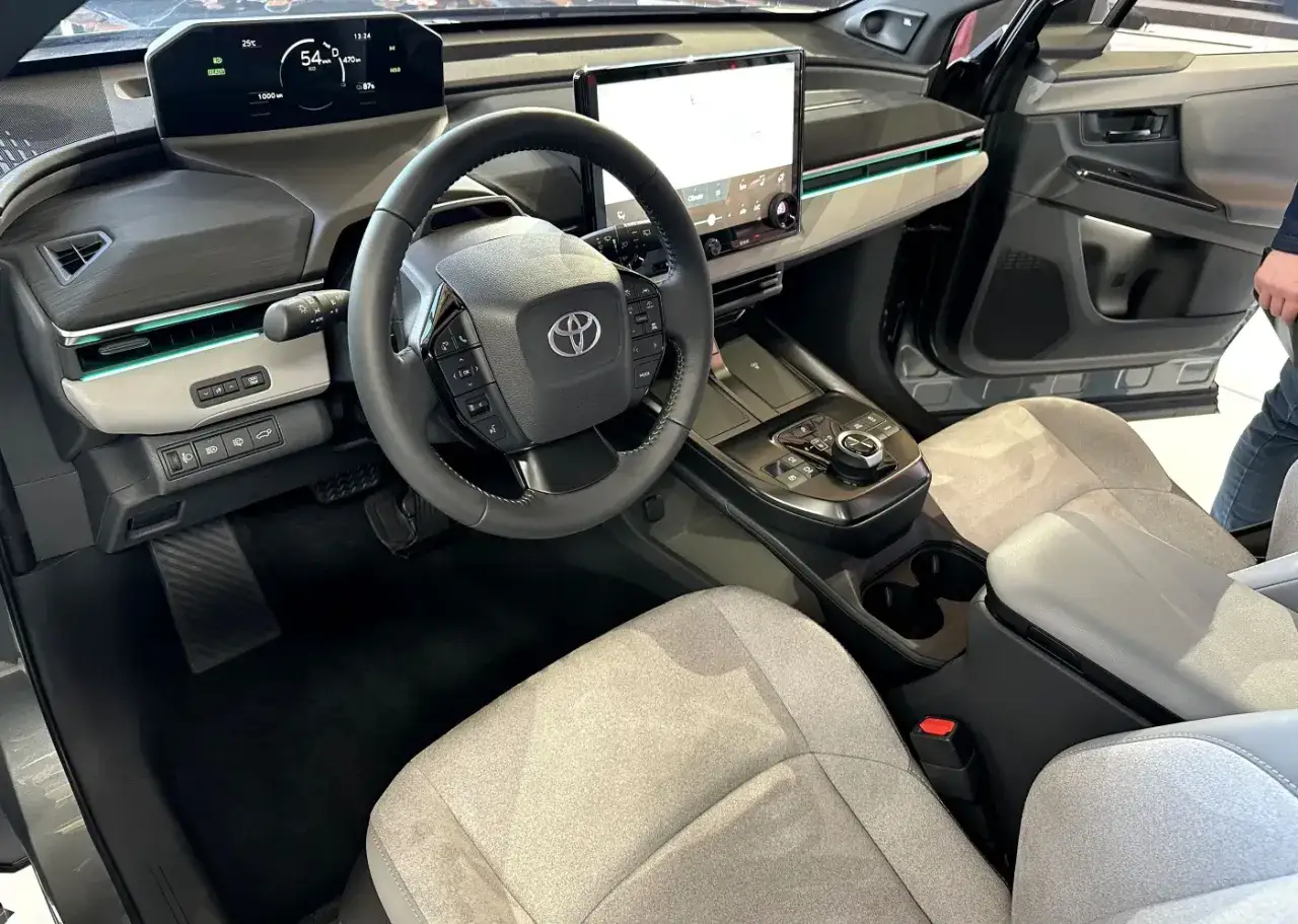Wnętrze Toyoty bZ4X, które może być inspiracją dla przyszłych Toyota CHR opinie. Nowoczesny design, cyfrowe zegary i ekran multimedialny.