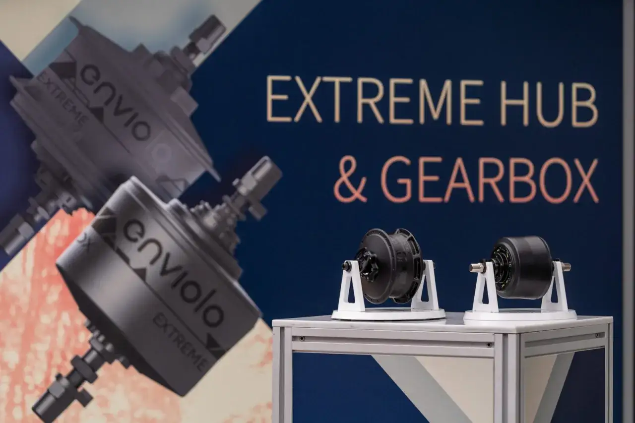 Zwei enviolo cargo Naben-Getriebe, die für extreme Belastungen konzipiert sind, werden auf einem Messestand präsentiert.