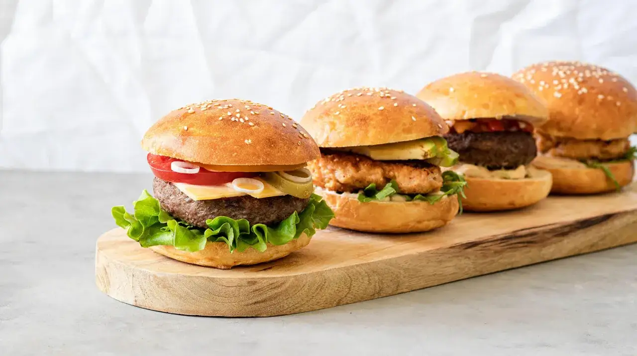 burger wołowy z cheddarem