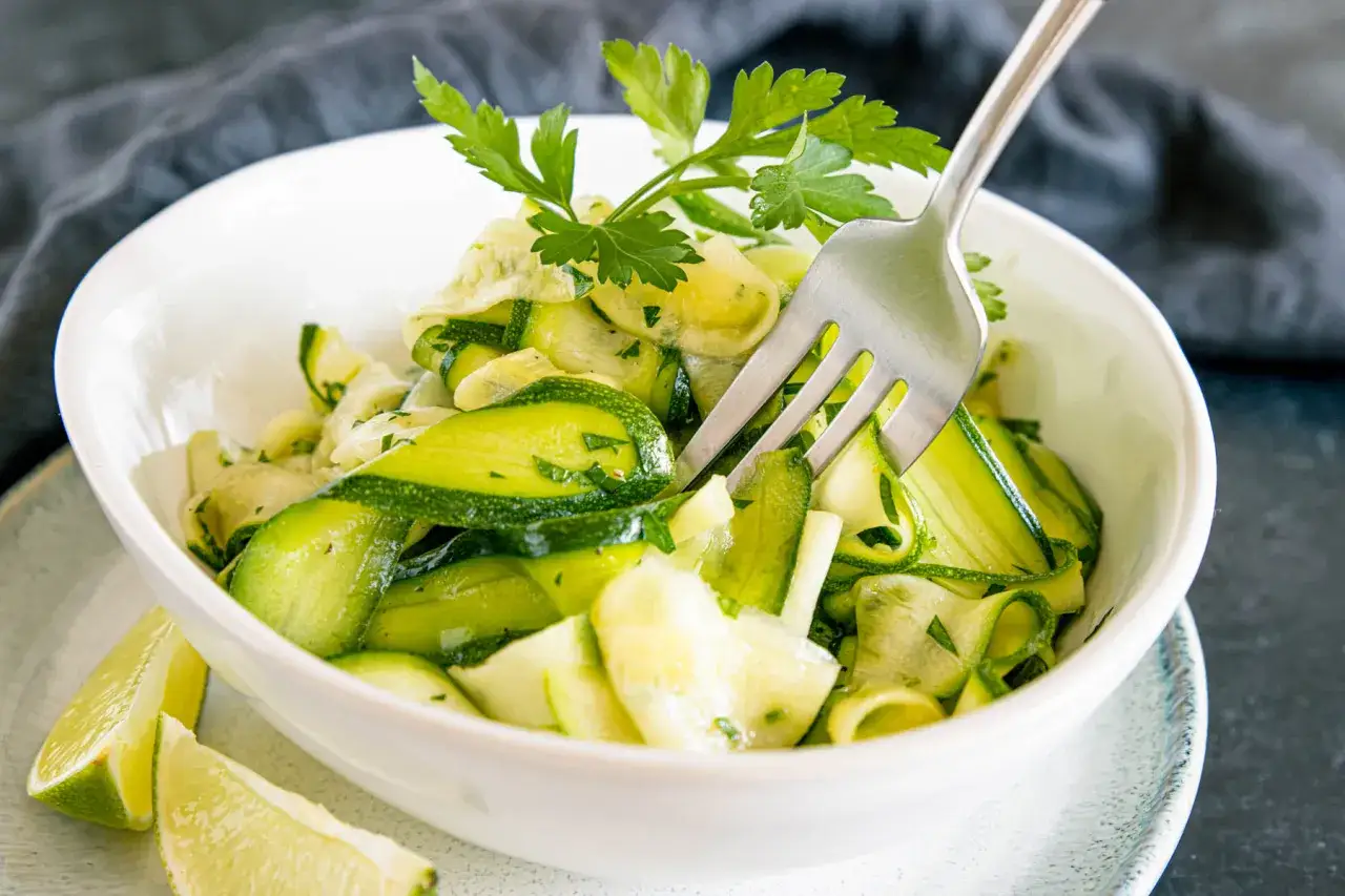 Frischer Zucchinissalat mit Kräutern und Limette, eine leichte Idee für Zucchinisalat Rezepte.