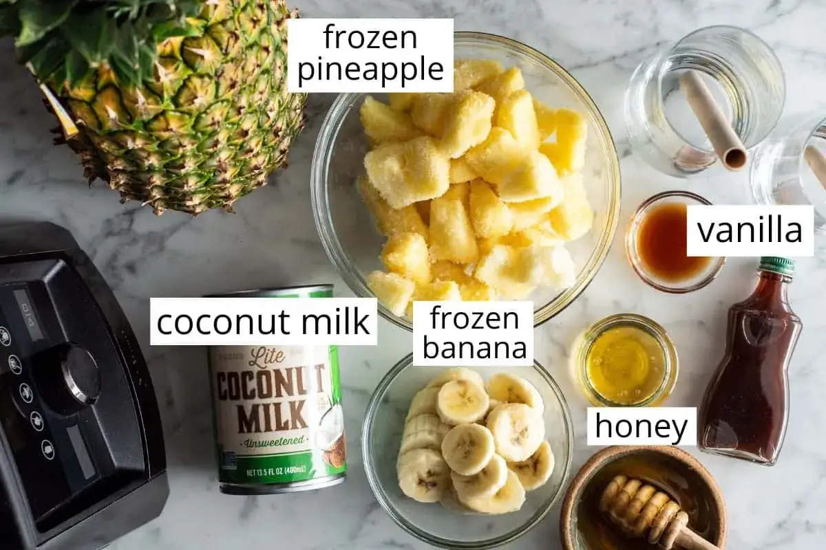Składniki na koktajl z ananasem oczyszczający: mrożony ananas, mleko kokosowe, mrożony banan, miód, wanilia.