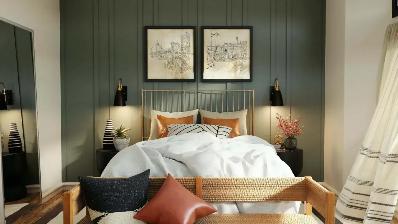 Elegantes dormitorios pequeños con encanto. Cama dorada, arte de pared de ciudades, lámparas negras y cojines acogedores.