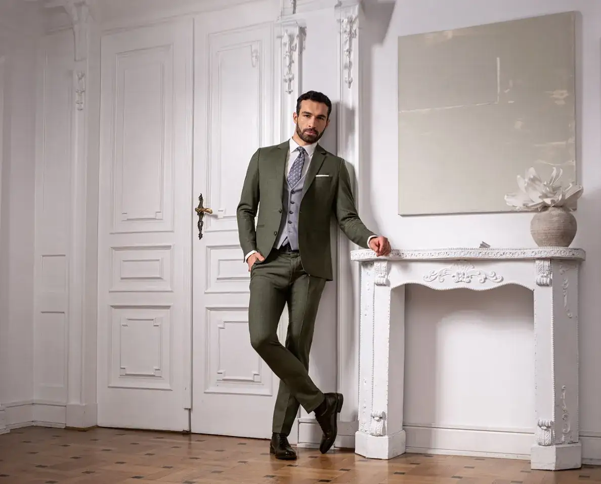 Mężczyzna w eleganckim garniturze na komunię