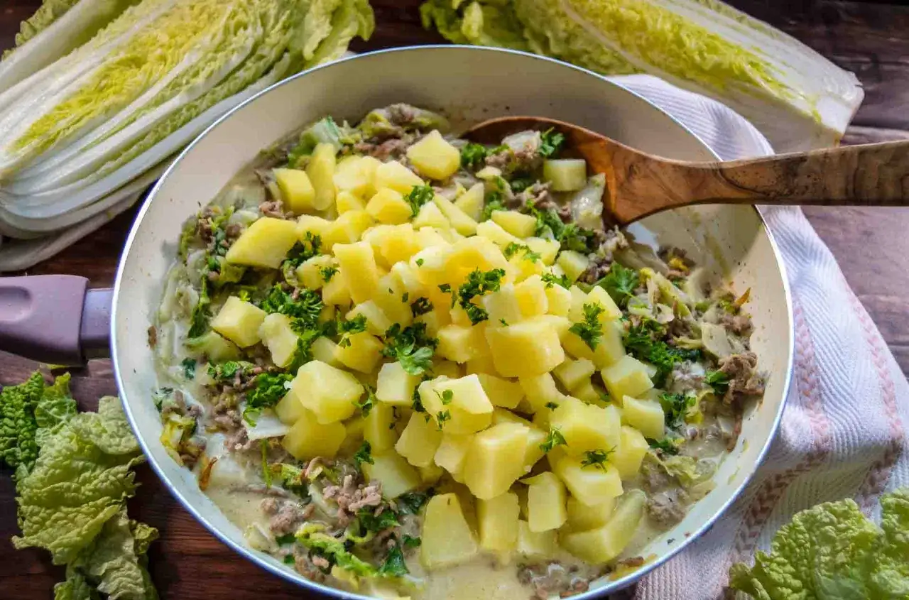Herzhafte Chinakohl Rezepte: Hackfleisch und Kartoffeln in cremiger Sauce, garniert mit Petersilie.