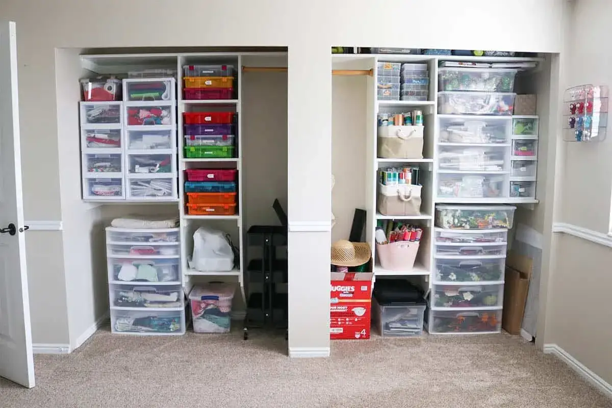 Ein aufger&auml;umter Bastelschrank mit vielen durchsichtigen Schubladen und bunten Aufbewahrungsboxen f&uuml;r Bastelmaterialien.