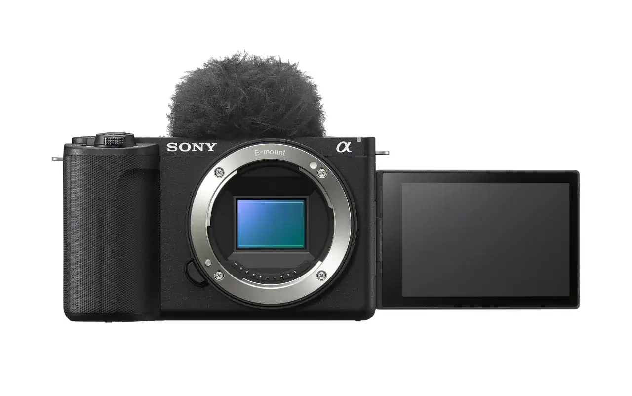 Czarny aparat Sony ZV-E10 II z mikrofonem na gorącej stopce i uchylnym ekranem.