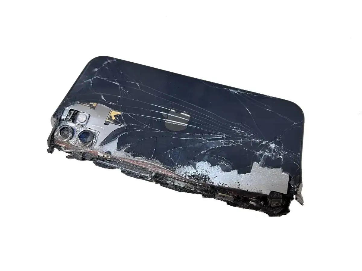 Uszkodzony telefon z pękniętą szybką i widocznymi uszkodzeniami obudowy. Możliwe odzyskiwanie danych z uszkodzonego telefonu.