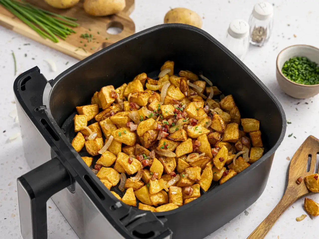 Goldbraune Bratkartoffeln mit Speck und Zwiebeln aus dem Airfryer. Perfekt als Beilage zu gekochten Kartoffeln.