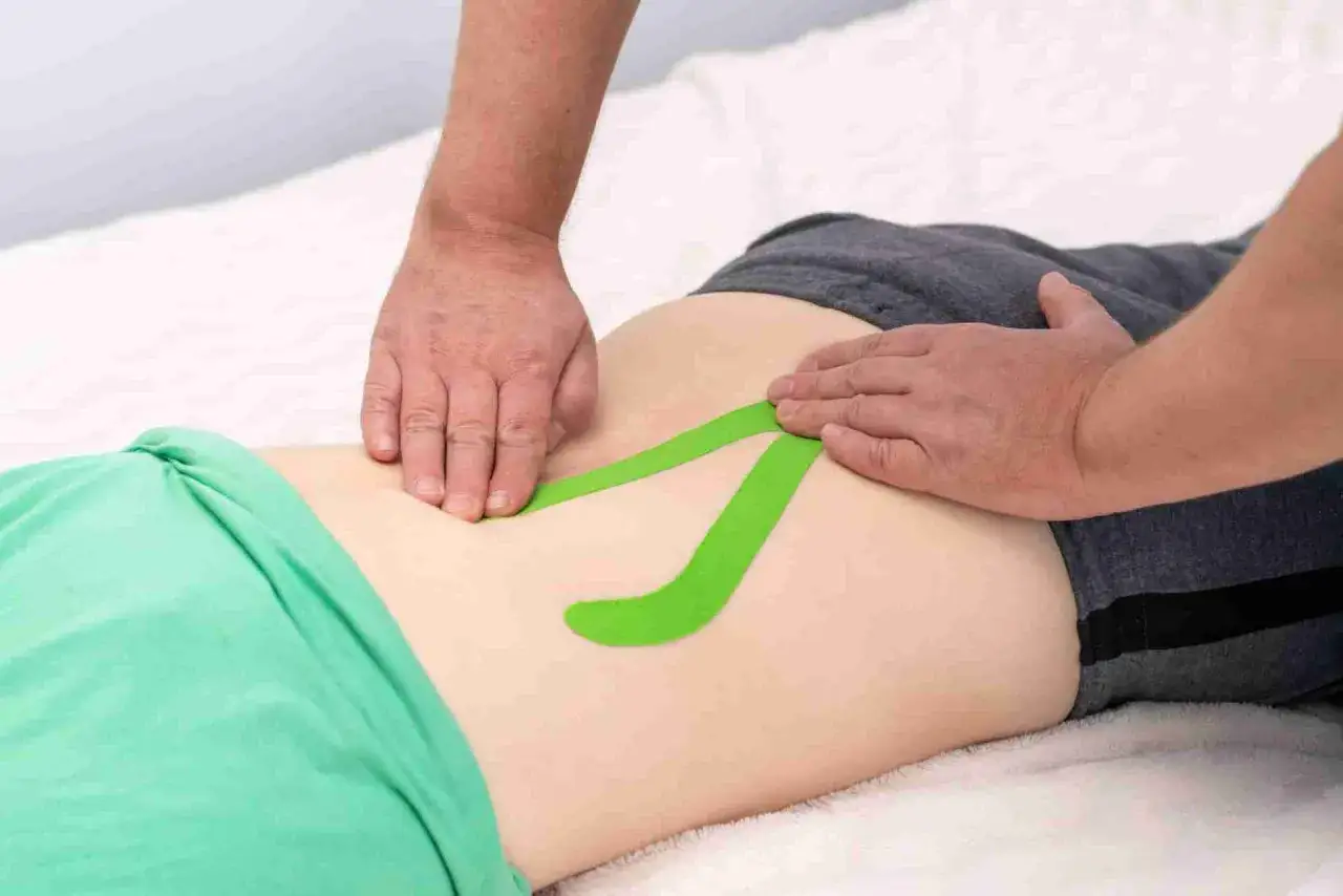 Applicazione di nastro kinesiologico per alleviare i sintomi di uno strappo lombare.