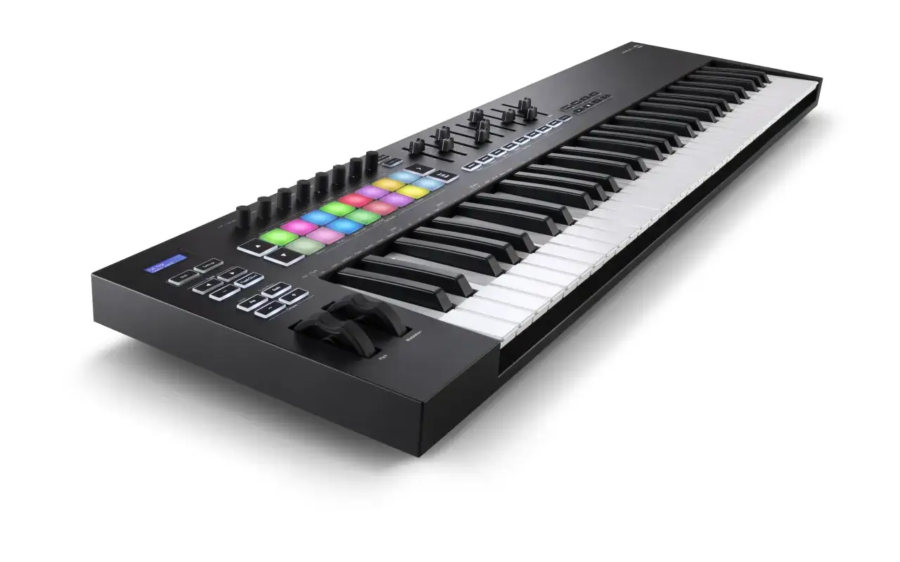 Czarny midi keyboard z podświetlanymi padami i klawiszami, idealny do tworzenia muzyki.