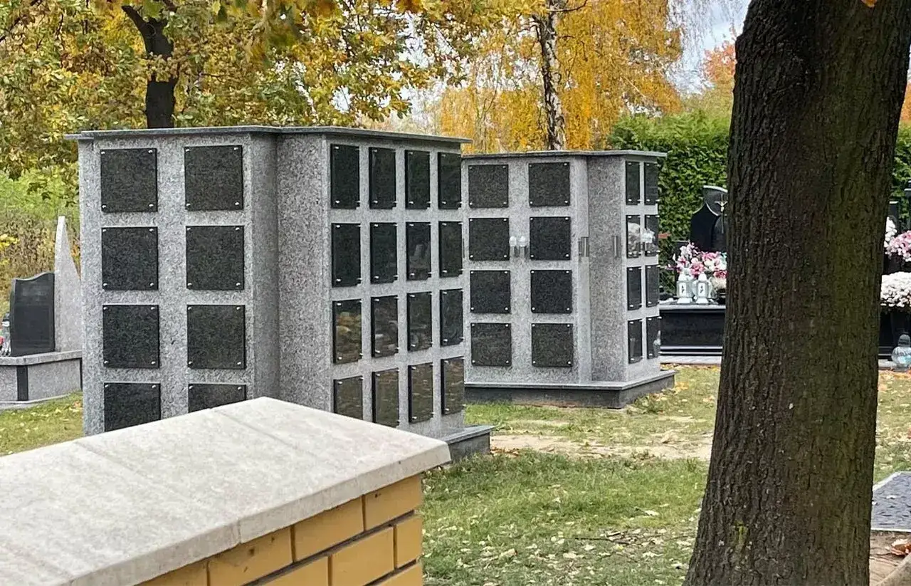 Kolumbarium i kwatera urnowa: różnica między nimi, koszty i estetyka. Dwa granitowe kolumbaria z wieloma niszami na urny.
