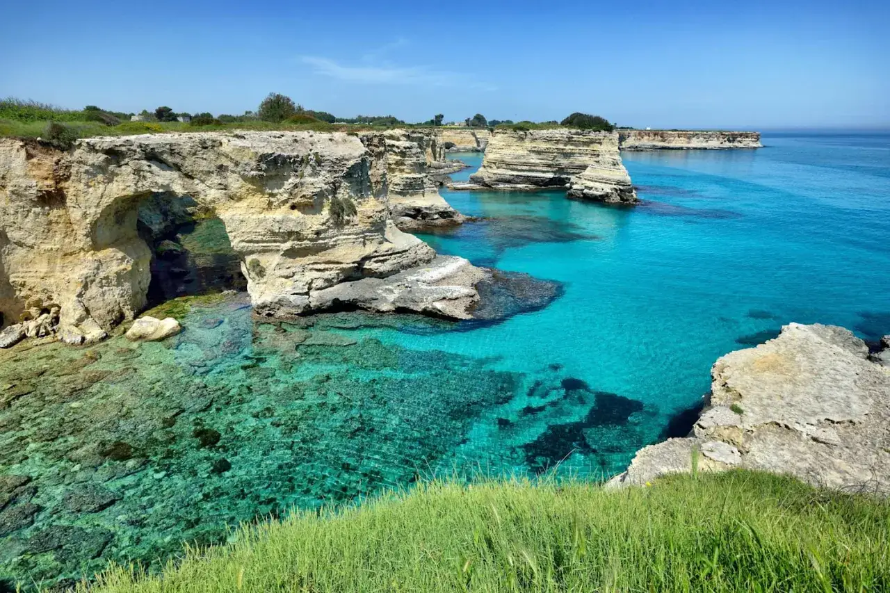 Scogliere calcaree e acque cristalline turchesi, un paradiso tra le spiagge del Salento Adriatico.