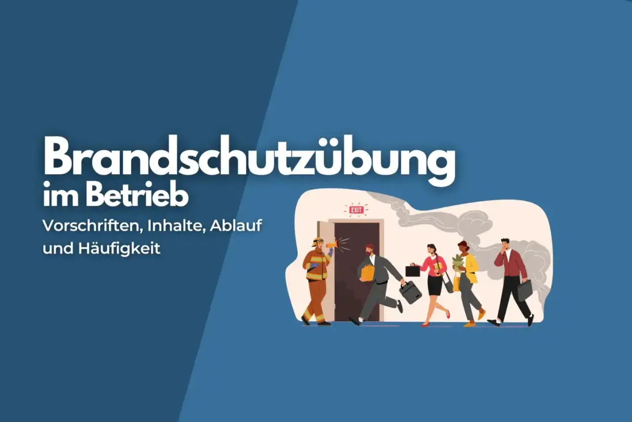Brandschutzübung im Betrieb: Feuerwehr leitet Evakuierung durch rauchgefüllte Tür. Mitarbeiter fliehen geordnet.