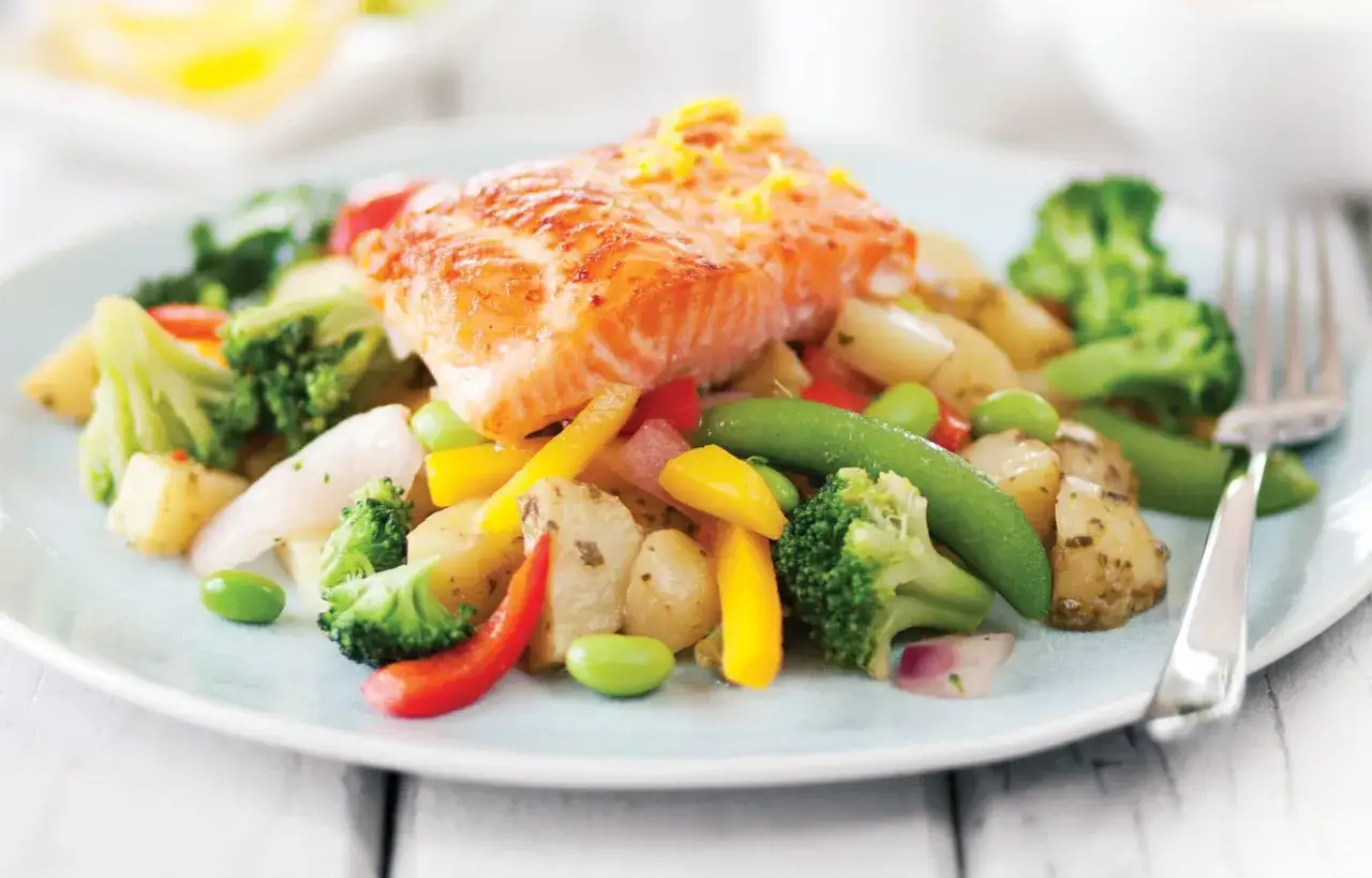Lachs mit Kartoffeln, Brokkoli, Zuckerschoten und Paprika. Perfekt, wenn man überlegt, was koche ich am Sonntag.