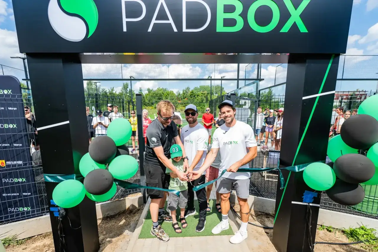 Otwarcie kortów **padel Gdańsk**! Trzech panów z nożyczkami i mały pomocnik przecinają wstęgę.