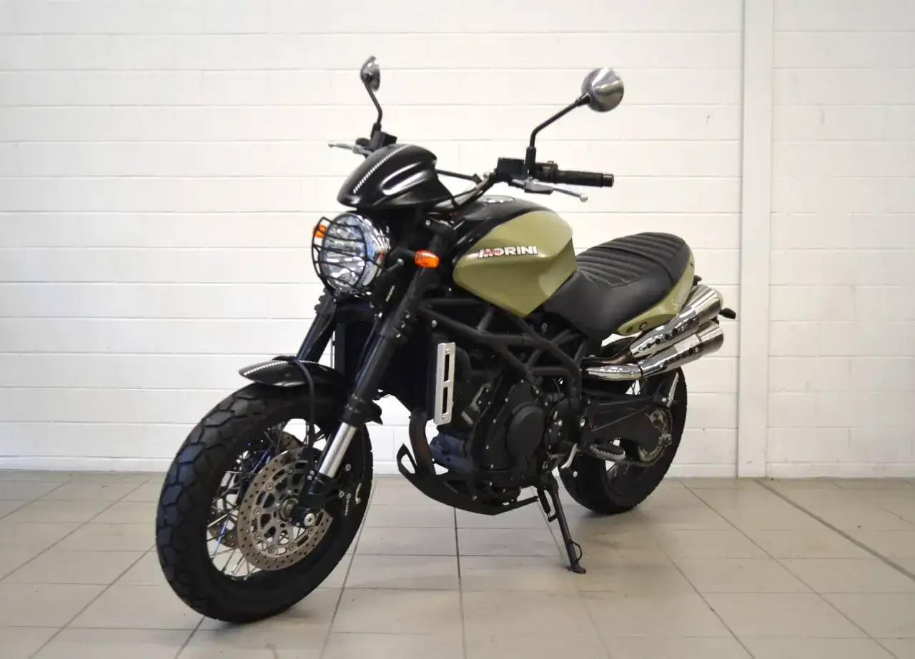 La Moto Morini Scrambler 1200, con serbatoio verde oliva e scarichi cromati, pronta per l'avventura.