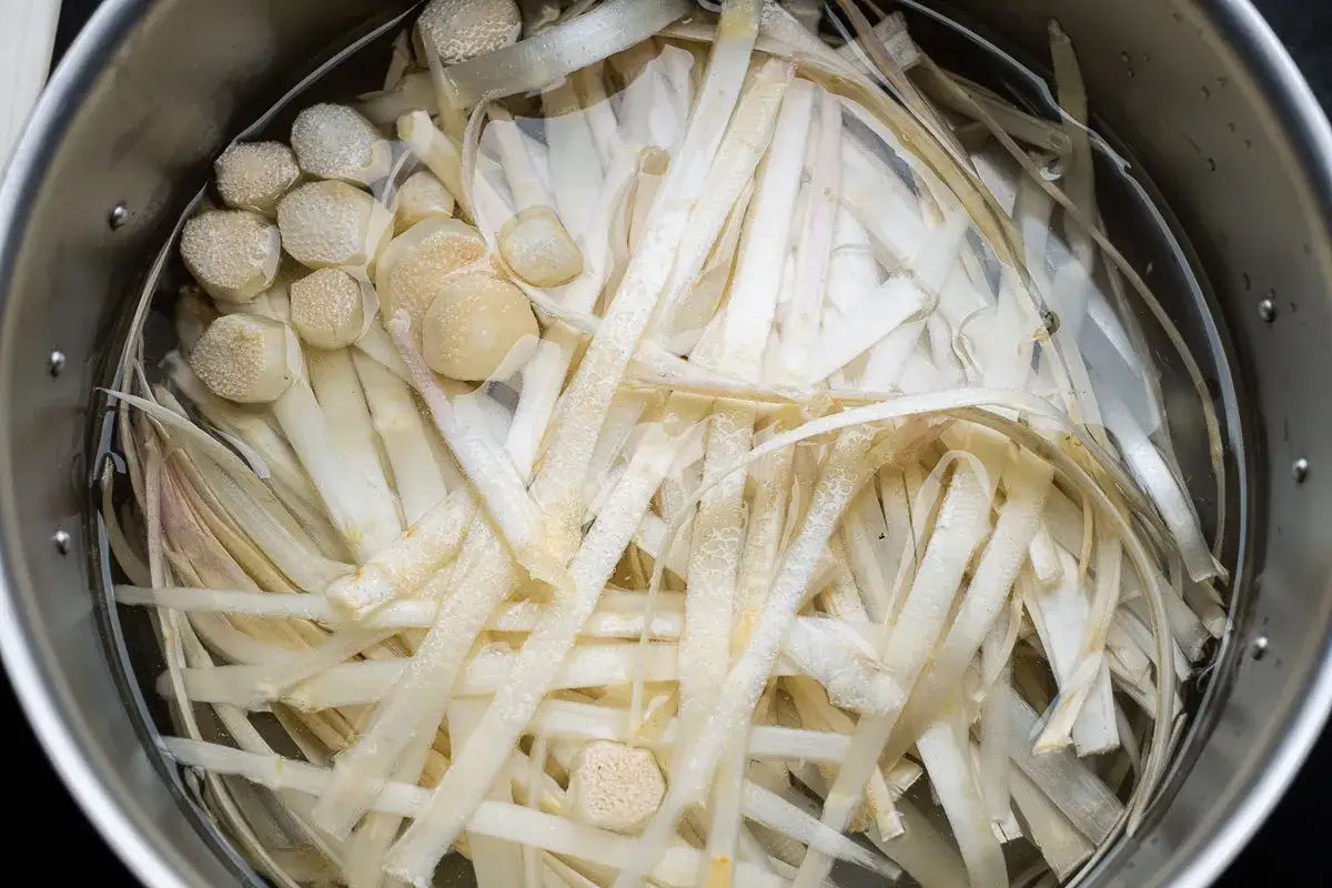Spargelschalen in Wasser, bereit f&uuml;r eine k&ouml;stliche Spargelsuppe.
