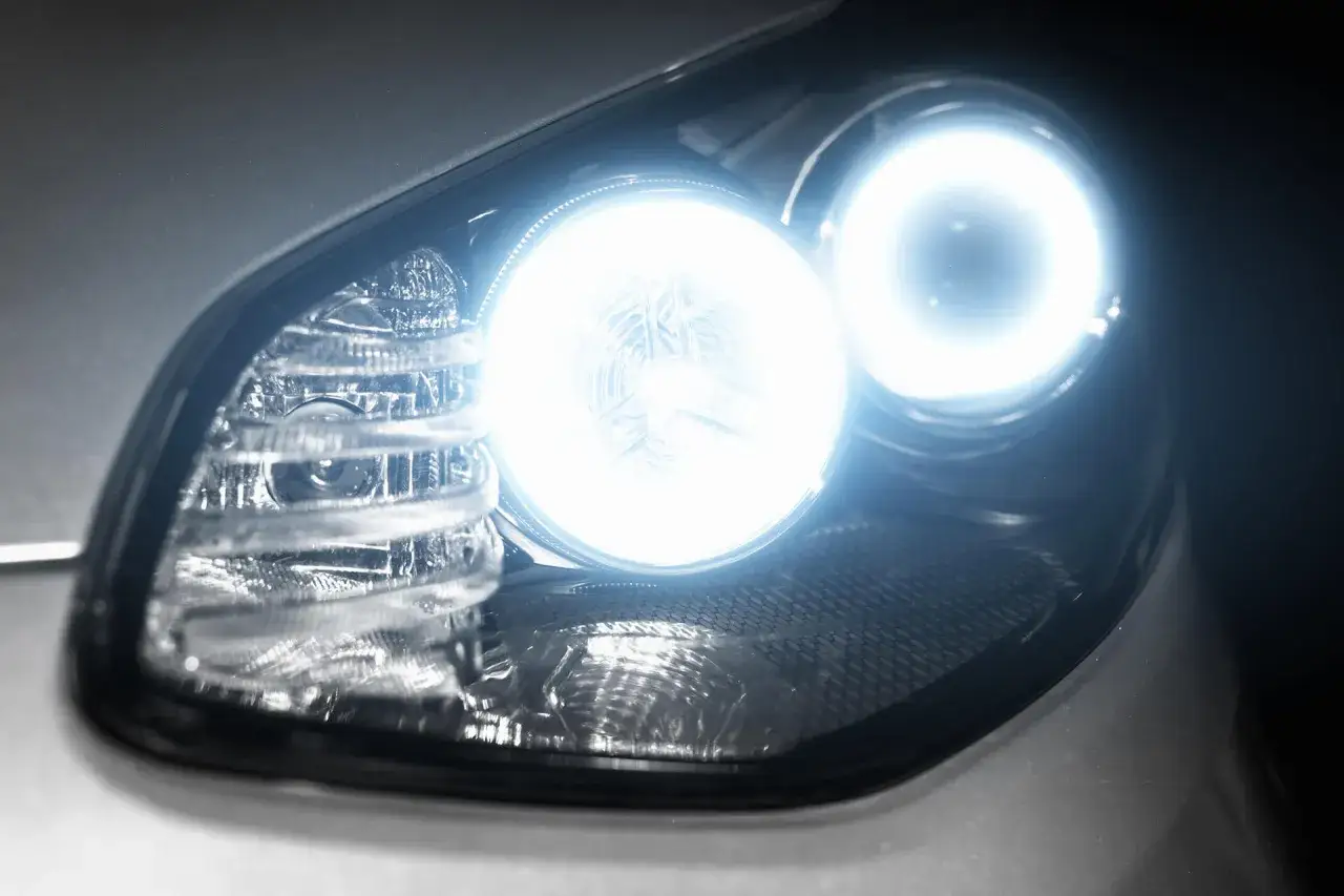 Jasne światła LED w reflektorach samochodu. Różne rodzaje lamp samochodowych zapewniają bezpieczeństwo i styl.