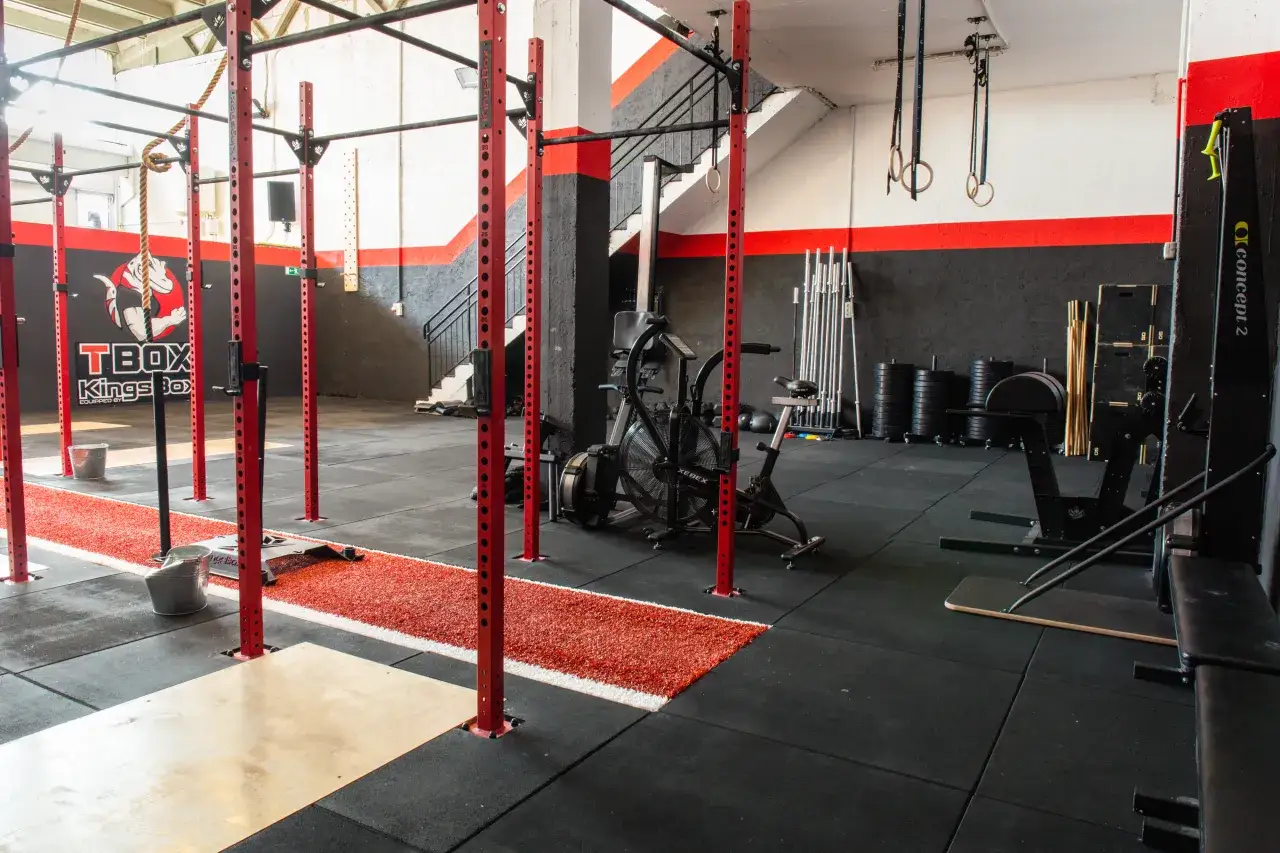 CrossFit box wnętrze sprzęt por&oacute;wnanie siłownia