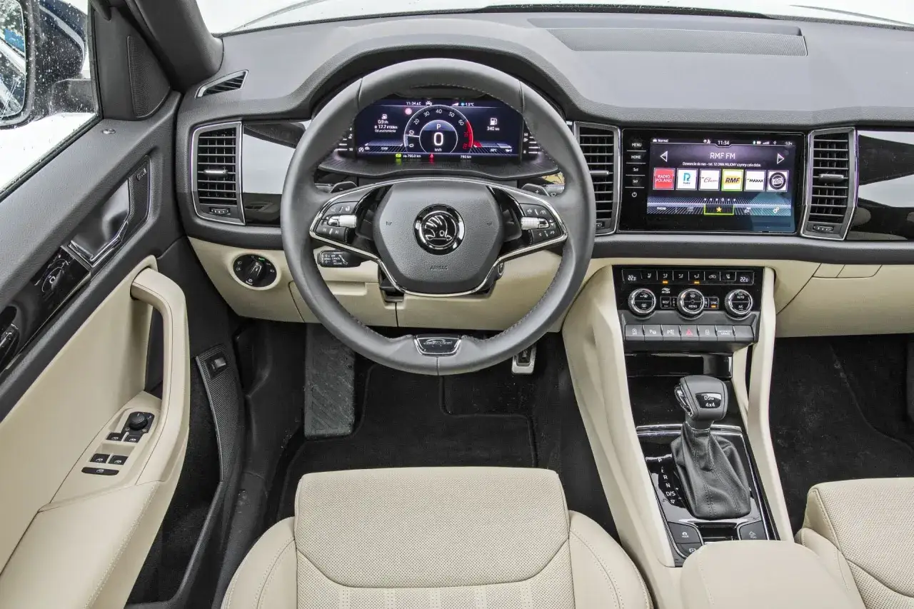 Wnętrze Skody Kodiaq z cyfrowym kokpitem i ekranem multimediów. Sprawdź aktualną skoda kodiaq cena i wyposażenie.