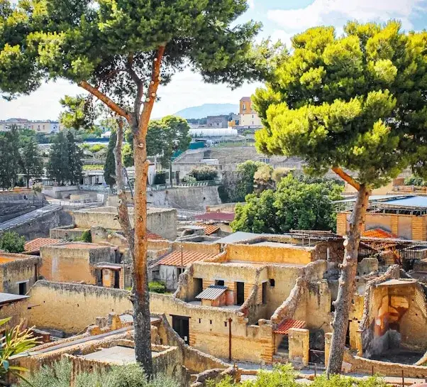 Gut erhaltene zweist&ouml;ckige Geb&auml;ude in Herculaneum als Vergleich zu Pompeji