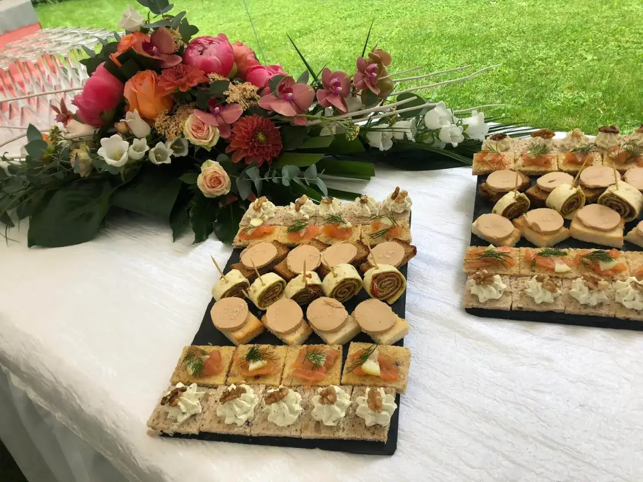 Un buffet de petits fours vari&eacute;s, un d&eacute;lice pour c&eacute;l&eacute;brer la tradition mariage.