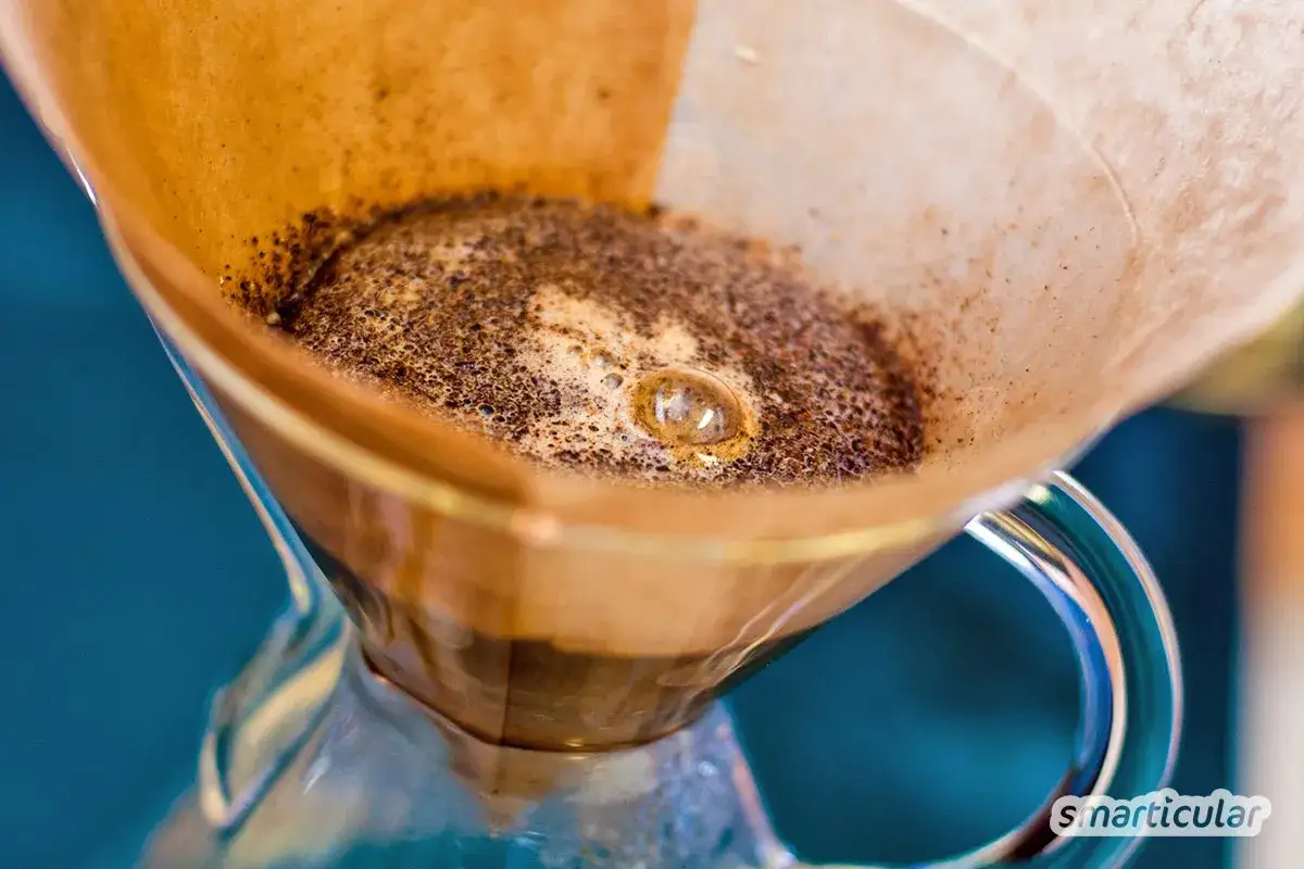 Heißer Kaffee tropft durch den Filter. Die aufsteigenden Bläschen auf dem Kaffeepulver lassen die Stirn kalt werden, wenn man an den Genuss denkt.