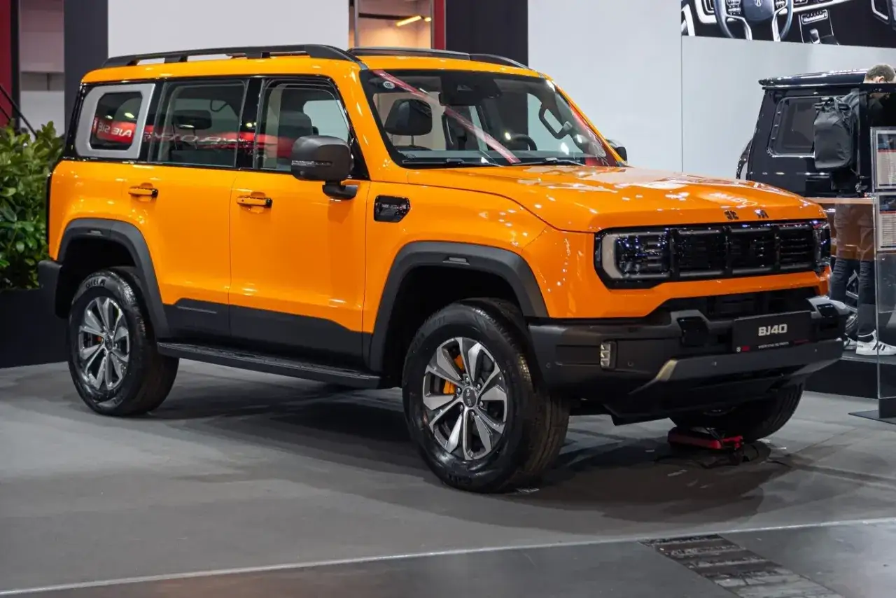 Pomarańczowy SUV BJ40 na wystawie. Sprawdź atrakcyjną baic bj40 cena i możliwości tego pojazdu.