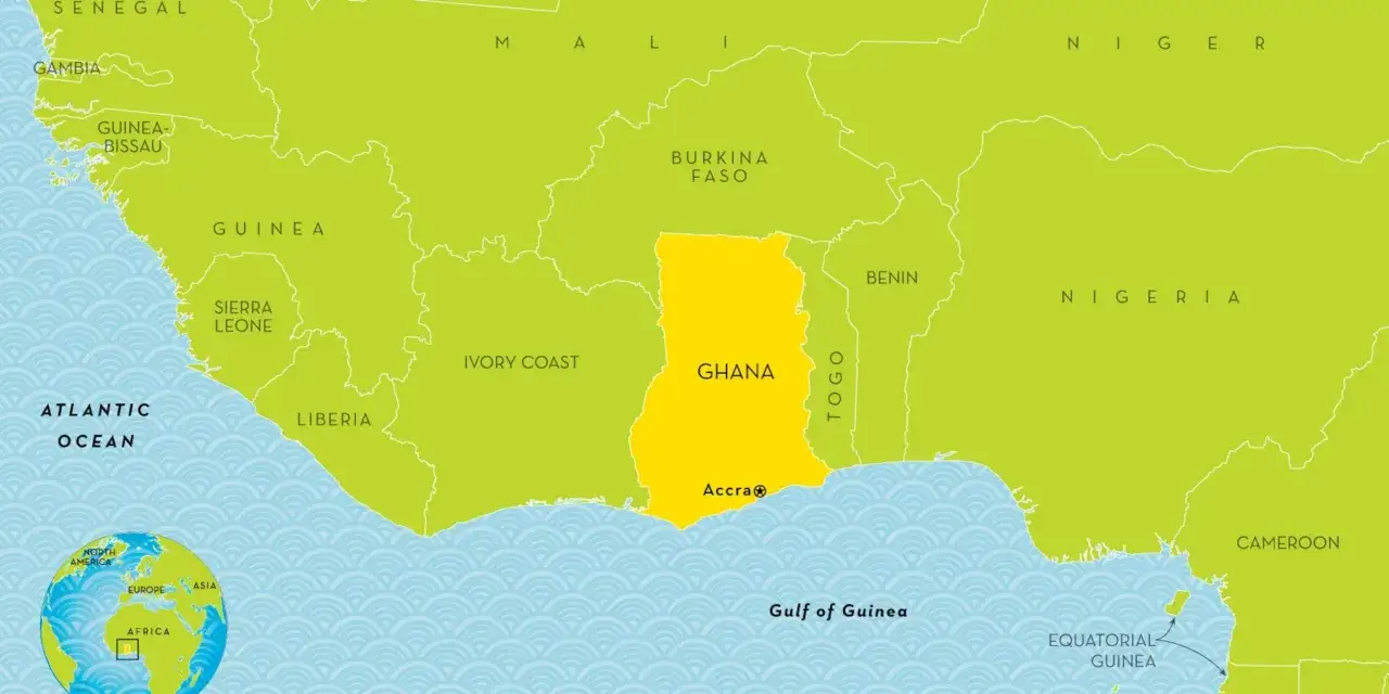 Mapa Afryki pokazuje, gdzie leży Ghana, na wybrzeżu Zatoki Gwinejskiej, między Wybrzeżem Kości Słoniowej a Togo.