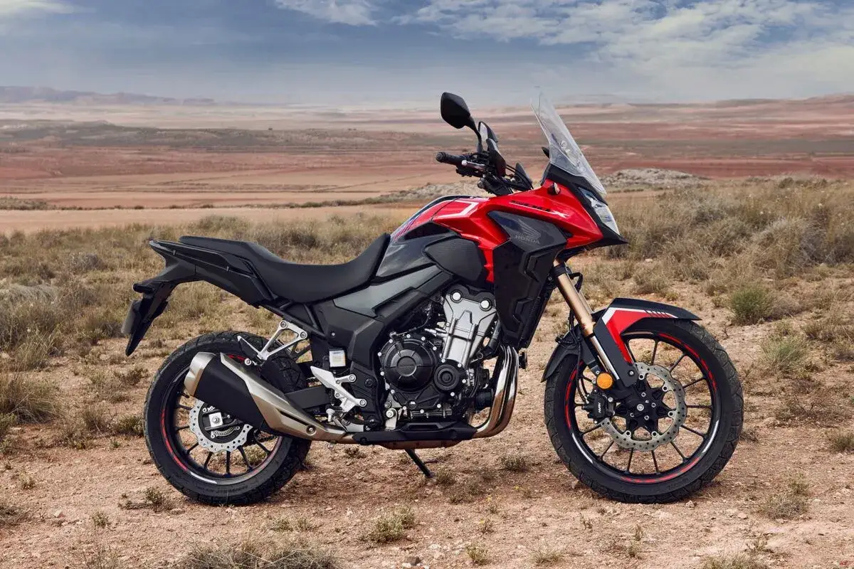 Honda roja y negra, lista para la aventura. La mejor moto para explorar caminos remotos.