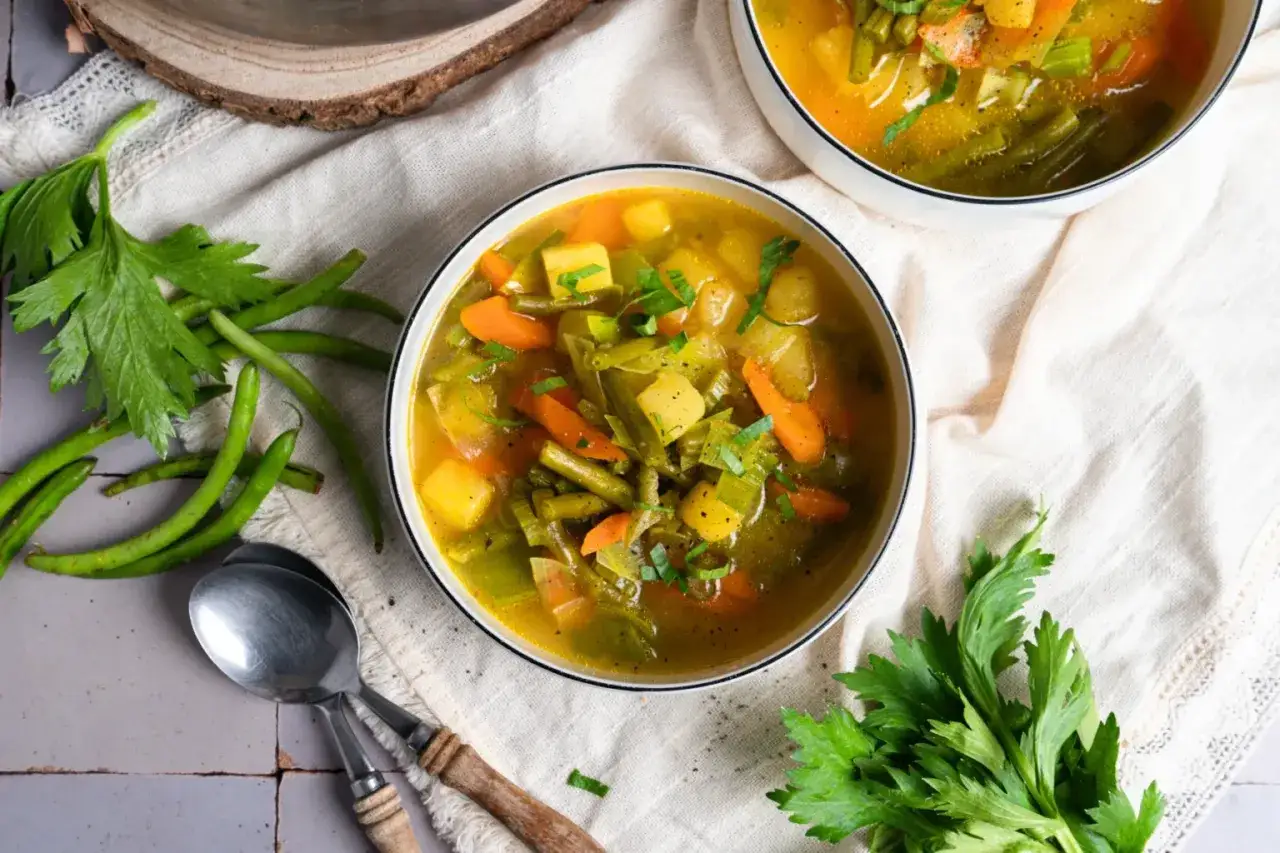 Herzhafte Gemüsesuppe mit Kartoffeln, Karotten und grünen Bohnen. Ein ideales Gericht für kalte Tage, inspiriert von einfachen Suppen Rezepten.