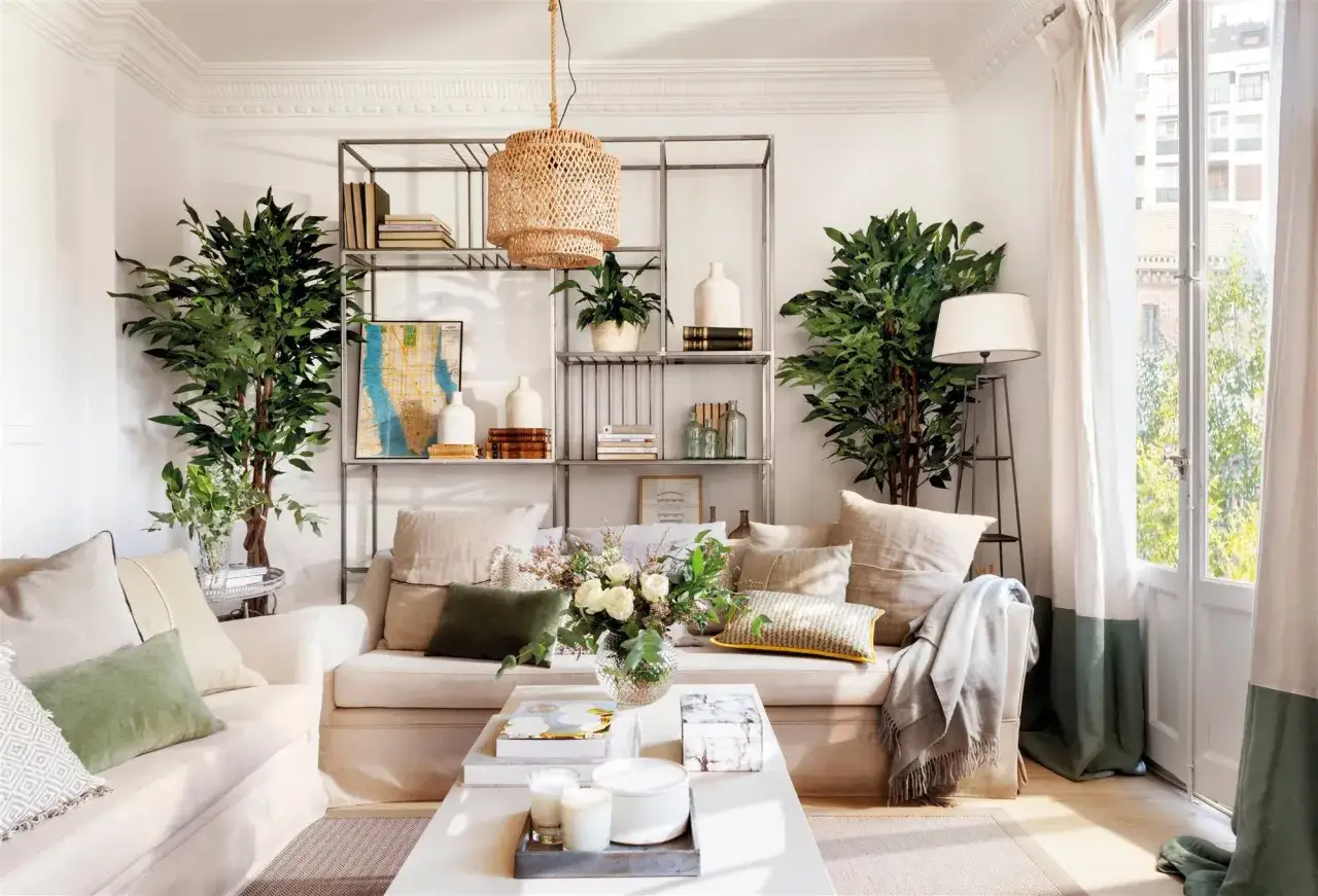 Elegantes rincones decorar con plantas el sal&oacute;n, aportando frescura y vida. Sof&aacute;s c&oacute;modos, estanter&iacute;as met&aacute;licas y luz natural crean un ambiente acogedor.