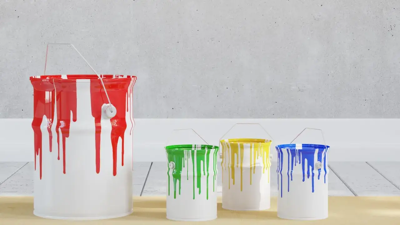 Quatre pots de peinture dégoulinent : rouge, vert, jaune et bleu. Une scène colorée pour savoir où jeter la peinture.