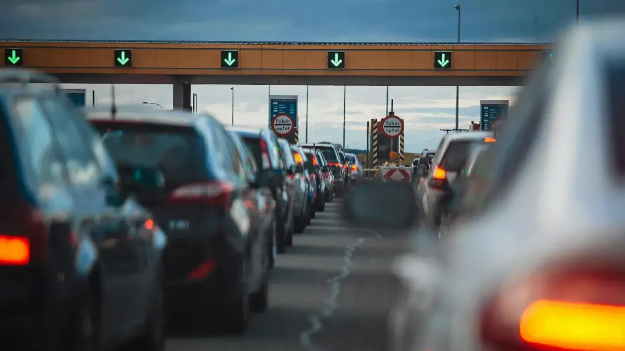 Korek na autostradzie. Zielone strzałki wskazują, jaki ruch obowiązuje w Polsce na bramkach poboru opłat.
