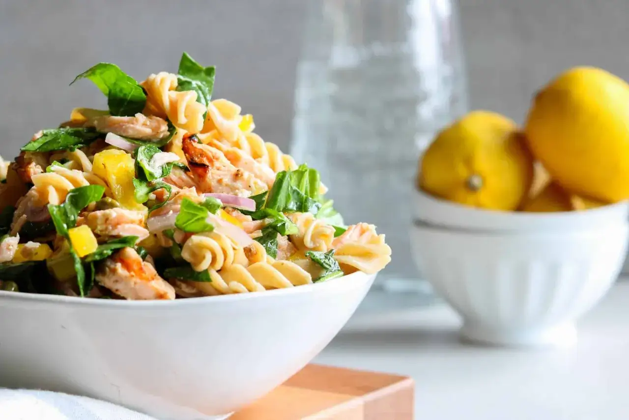 Salade de pâtes au saumon prête à servir