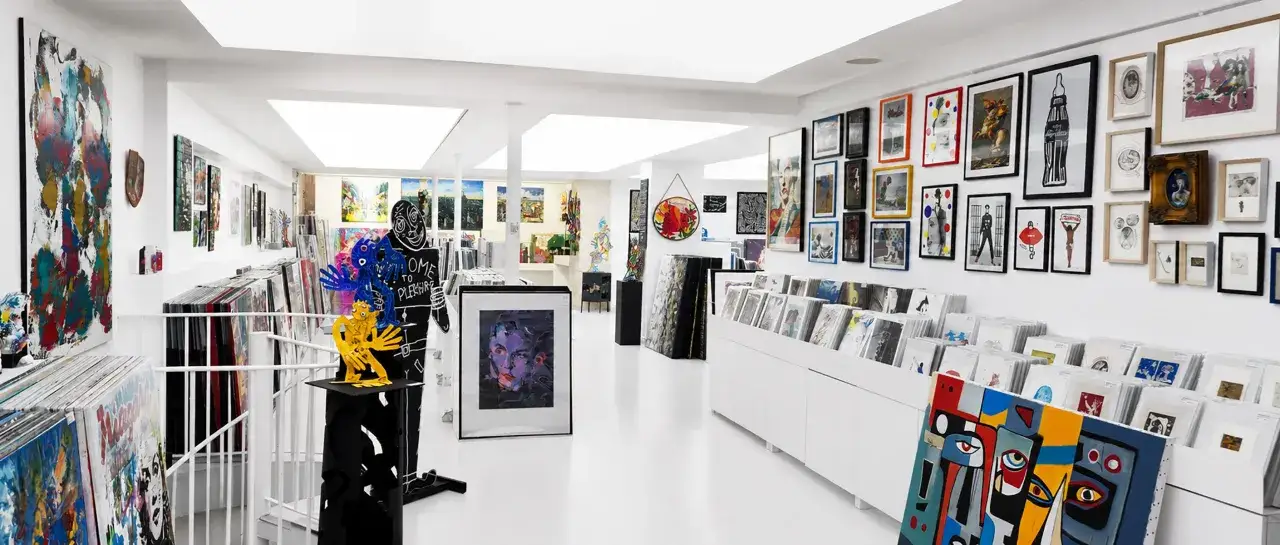 Galerie recherche artiste : un espace lumineux rempli d'&oelig;uvres d'art color&eacute;es, de peintures, de sculptures et de cadres muraux.