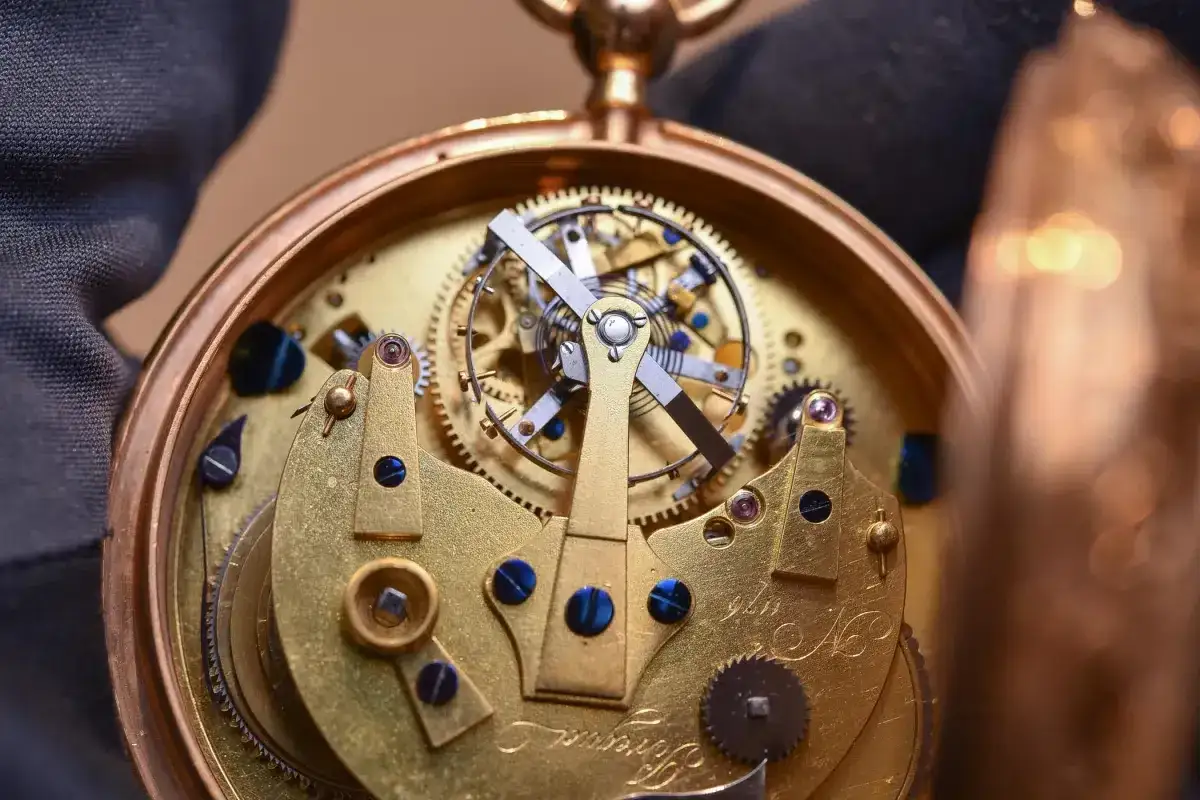 Meccanismo di un orologio da tasca con tourbillon, un capolavoro di ingegneria che svela il suo significato di precisione.