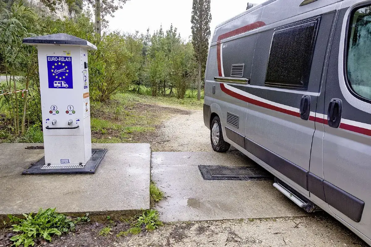 Station de vidange pour camping-car. La borne Euro-Relais permet de g&eacute;rer les eaux noires et les eaux claires.