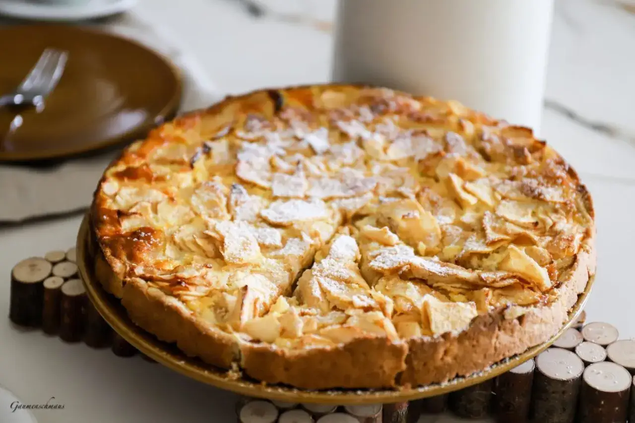 Ein sensationelles Apfeltarte-Rezept: goldbrauner Teig, belegt mit vielen Apfelscheiben und Puderzucker best&auml;ubt.