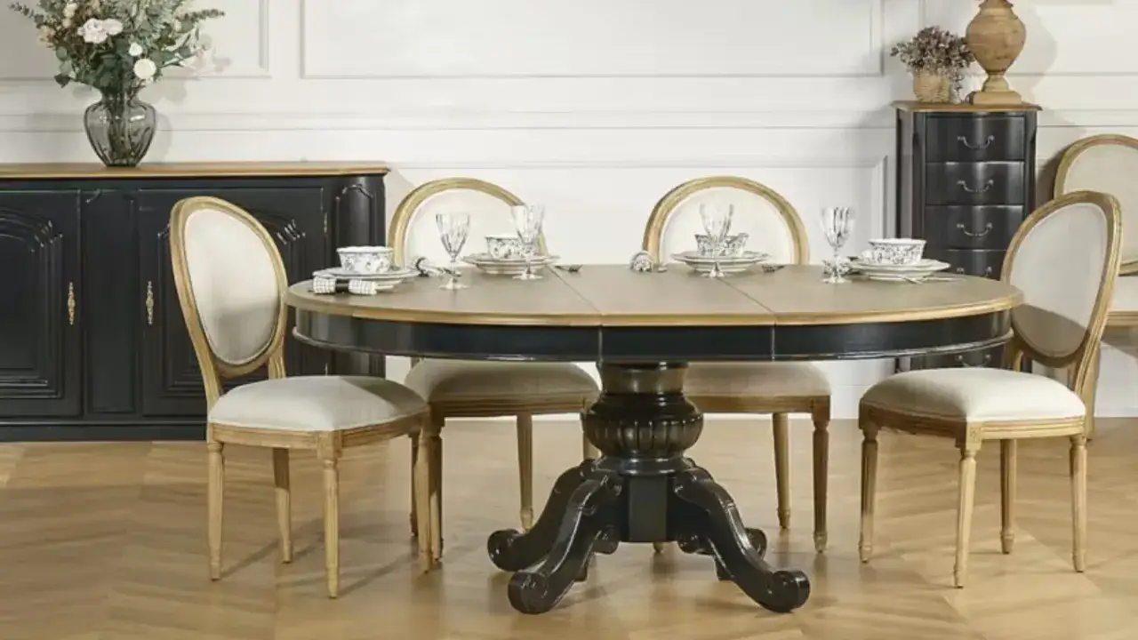 Table de repas ovale, style maison du monde, avec chaises assorties. Ambiance chic et traditionnelle.