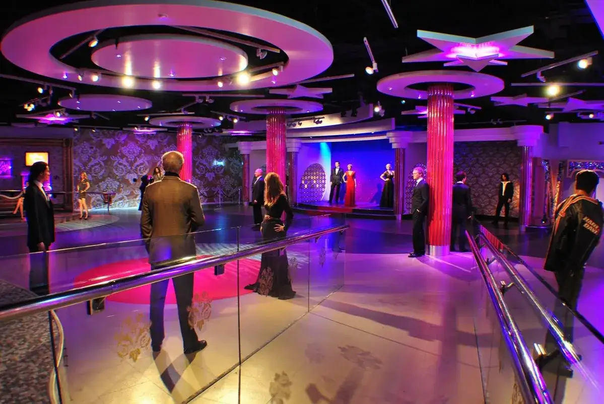 W muzeum Madame Tussauds można spotkać woskowe figury gwiazd. Wnętrze jest oświetlone różowymi i fioletowymi światłami.