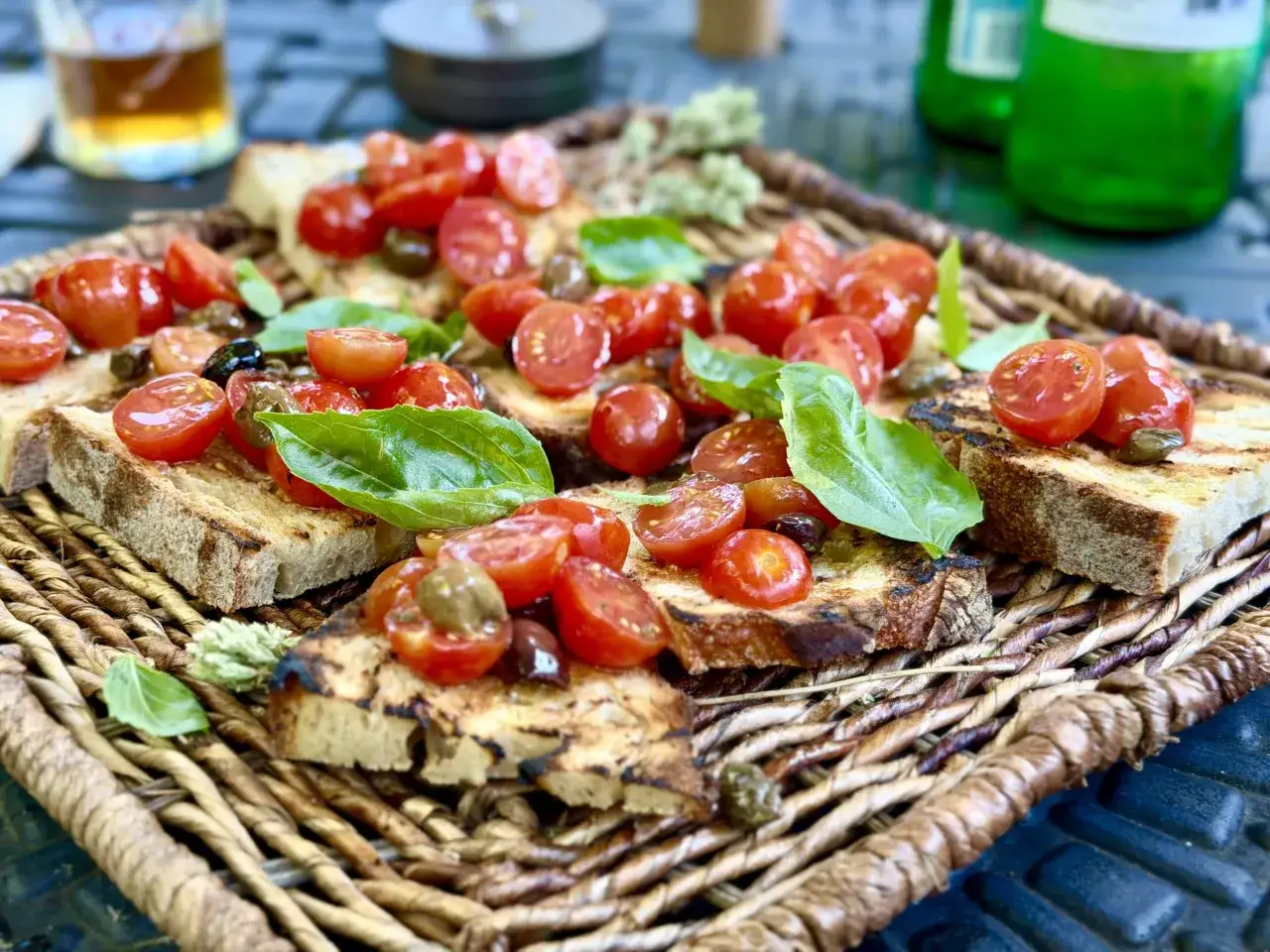 Italienische Bruschetta mit frischen Tomaten und Basilikum auf ger&ouml;stetem Brot, serviert auf einem rustikalen Korb. Ein Genuss f&uuml;r jeden Gaumen!