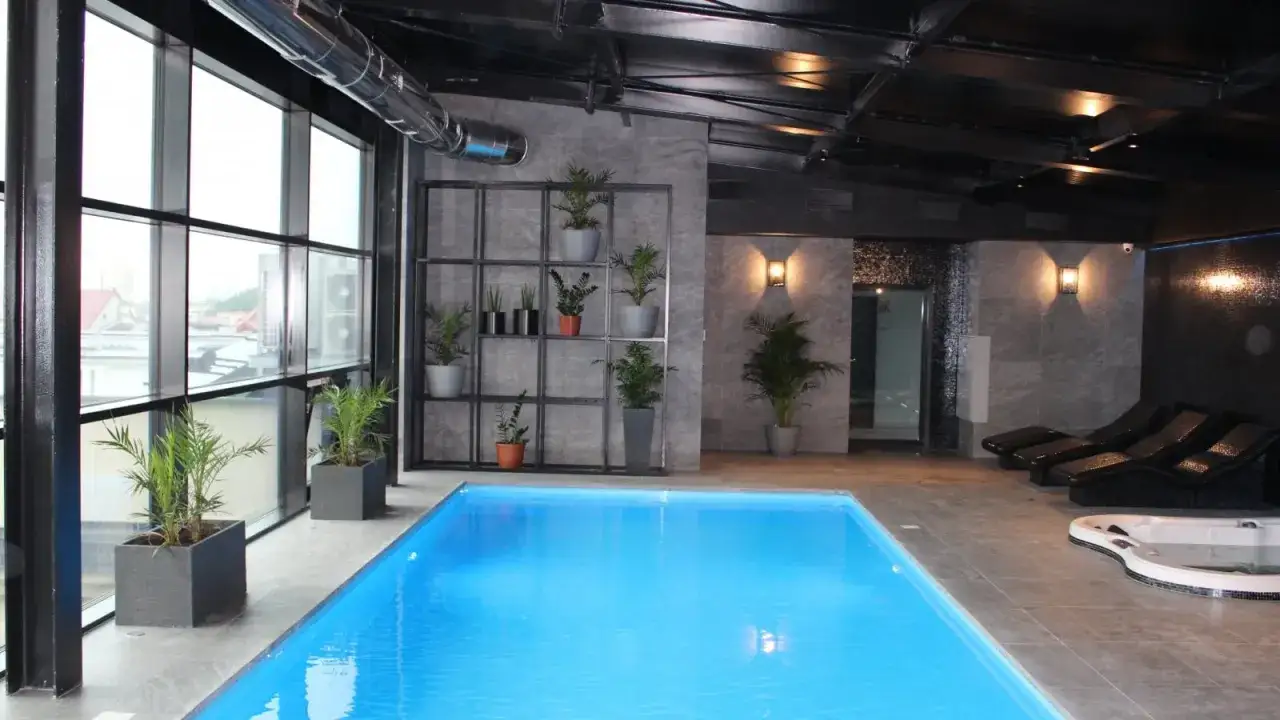 Basen i jacuzzi w hotelowym spa w Białymstoku. Relaks wśród zieleni i nowoczesnego designu.