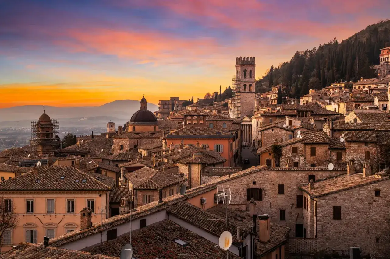 Zach&oacute;d słońca nad Umbria. Miasto z kamiennymi domami i wieżami, idealne miejsce, by zobaczyć, co oferuje region.