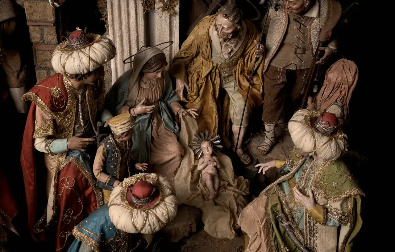 Presepe napoletano di San Biagio dei Librai: la Sacra Famiglia e i Magi con vesti sontuose, un'opera d'arte che narra la Nativit&agrave;.