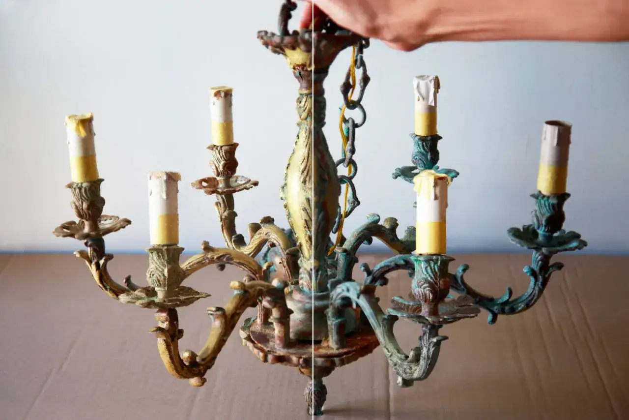 Lampadario in ottone con candele finte, met&agrave; pulito e met&agrave; ossidato. Scopri come pulire l'ottone fai da te per riportarlo al suo antico splendore.